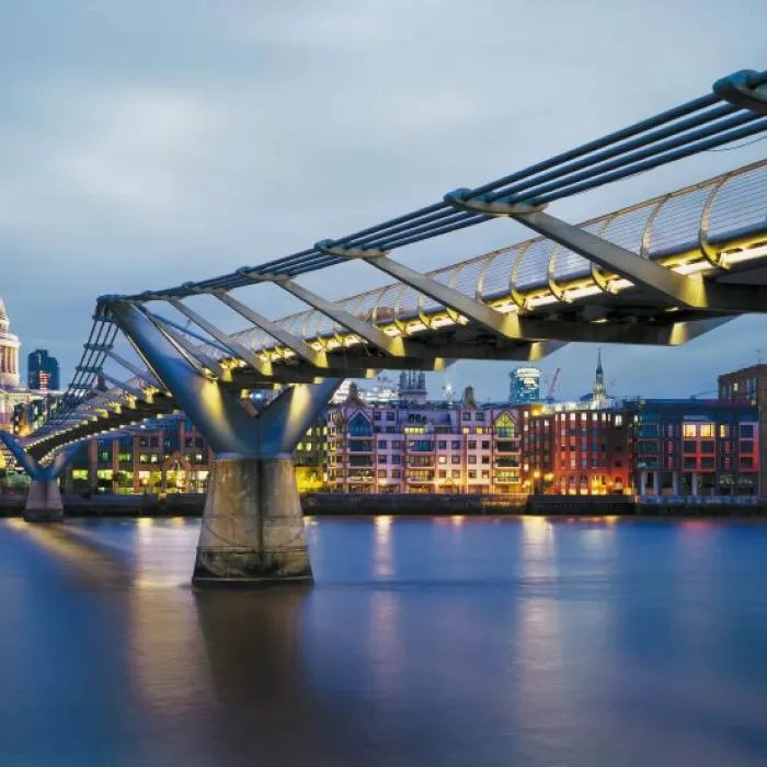 8-924 Millenium Bridge 368*254 cm - img 1